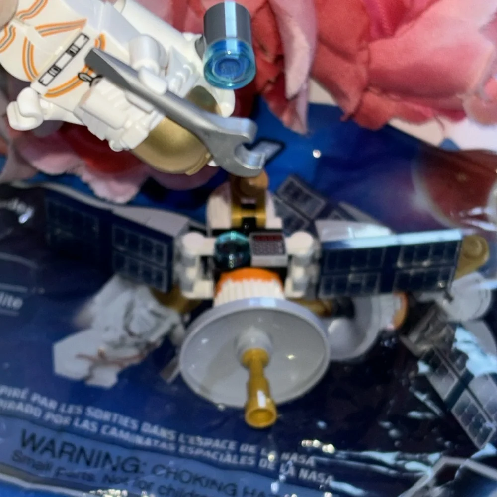 Lego City 30364 Astronaut gold face shield LEGO CITY: Space Satellite Minifig